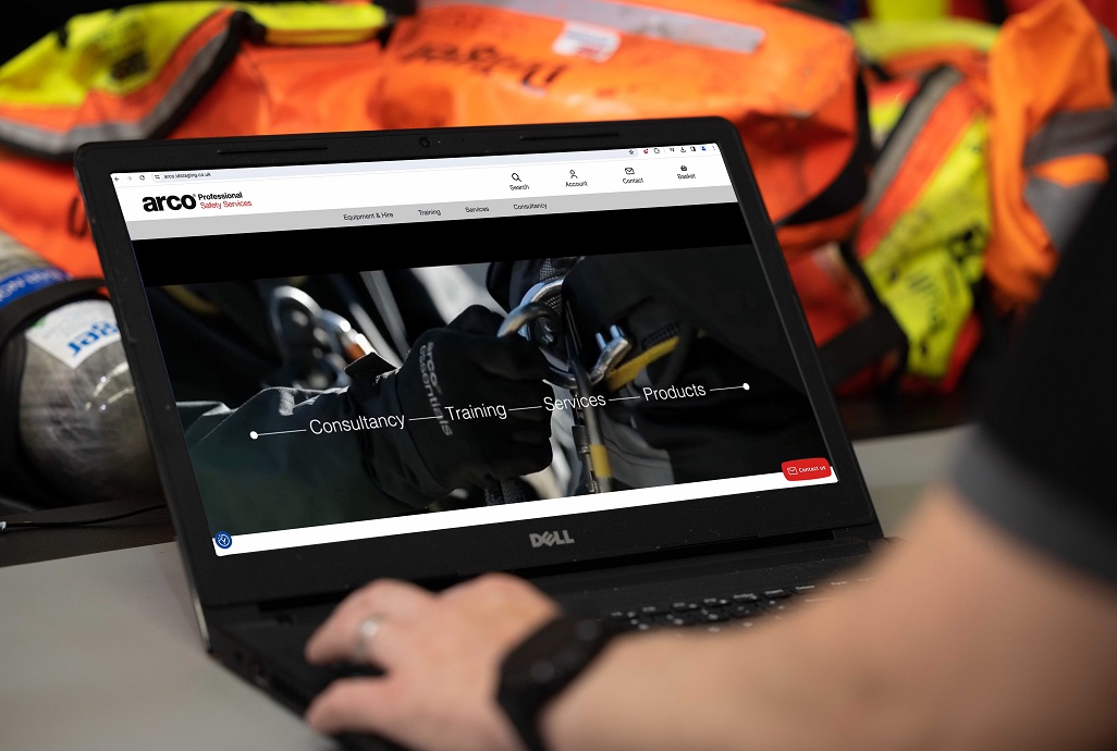 Person using Arcoservices website